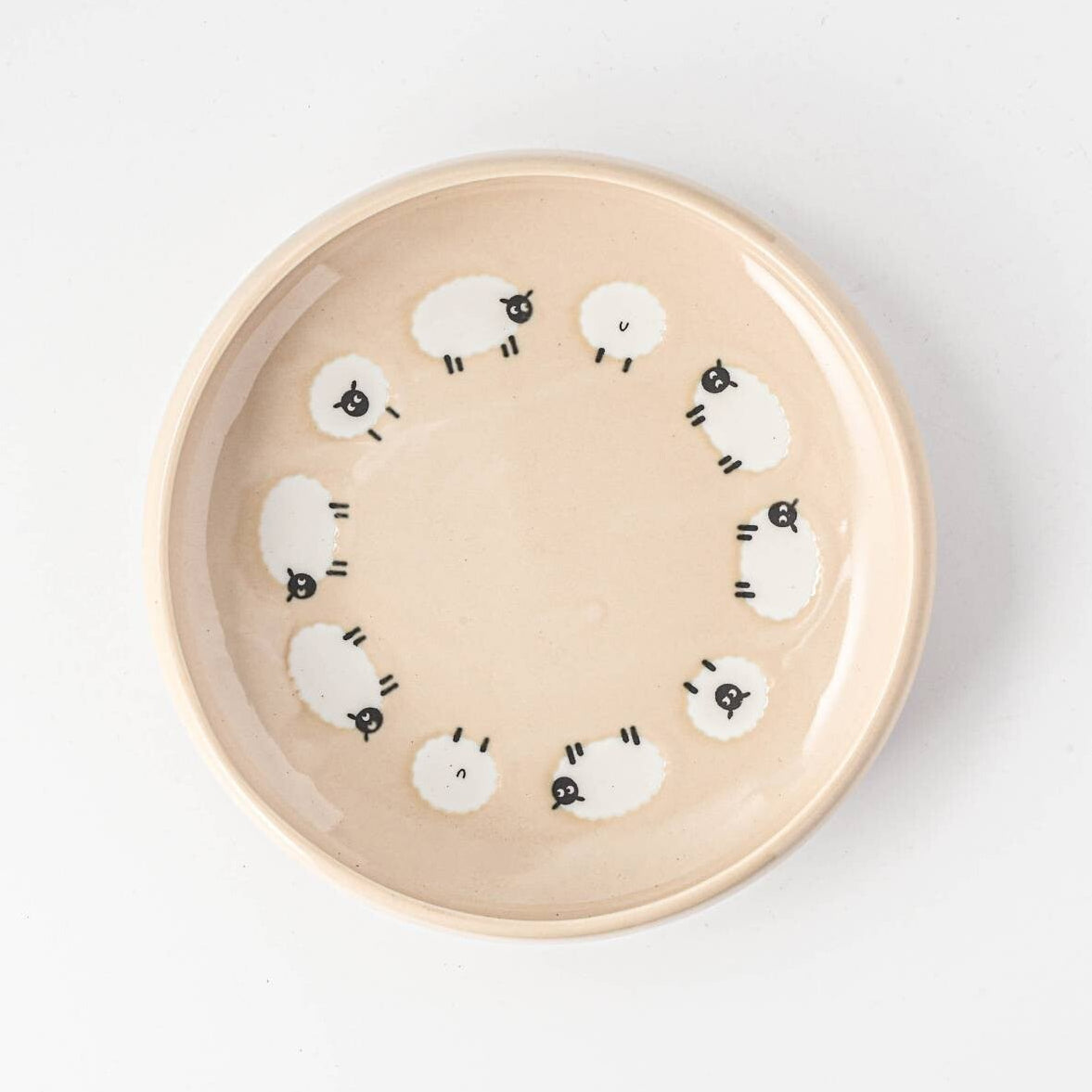 小羊溫柔搖籃曲圓碟 (米杏色)│Little Sheep Gentle Lullaby Round Plate (Light Beige)